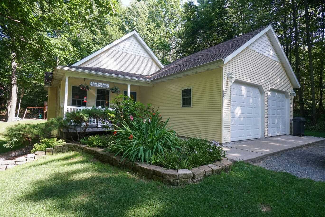 3 bedrooms- Heated Pool- Beach Access- Tennis courts- AC