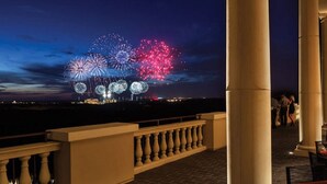 Una terraza con vista a fuegos artificiales.