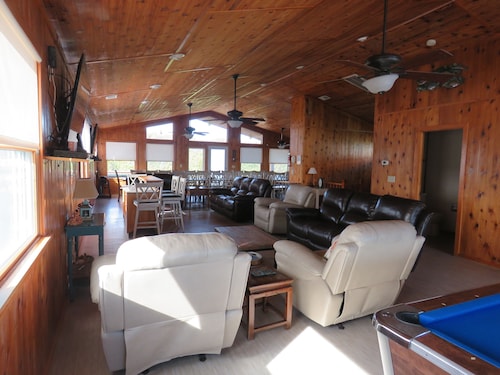 Last Minute Special/ Elevator/Pool/Theater/Game Rm/Pool table/ping pong table