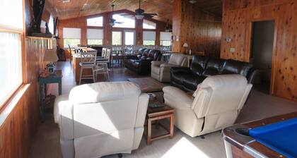 Last Minute Special/ Elevator/Pool/Theater/Game Rm/Pool table/ping pong table