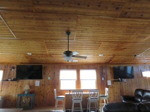 Smart TV, videojuegos, reproductor de DVD y futbolito