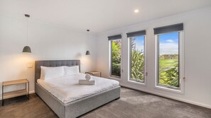 4 bedrooms, bed sheets - Central Park - modern family home (Port Fairy)
