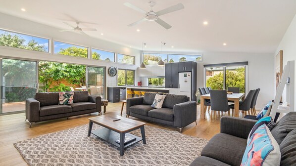 Smart TV - Central Park - modern family home (Port Fairy)