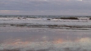 A beach with waves and a cloudy sky. - Couples Cozy retreat, quiet and 10 minute walk to the beach -REMODELED NOV 2023 (Hilton Head Island)