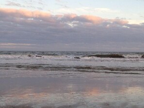 Ranta lähistöllä, aurinkotuoleja