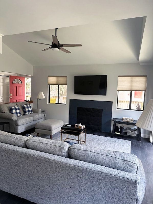 Smart TV, fireplace, books - Couples Cozy retreat, quiet and 10 minute walk to the beach -REMODELED NOV 2023 (Hilton Head Island)