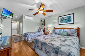 1 habitación, tabla de planchar con plancha y cuna de viaje 