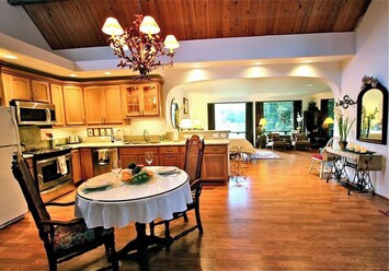 Large Spacious Kitchen