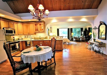 Large Spacious Kitchen