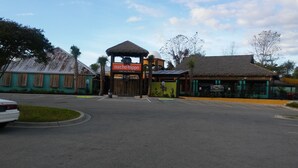 A building with a sign reading "machohippo" and "Cantina Maximo".