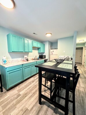 Kylskåp, mikrovågsugn, ugn och spishäll