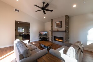 テレビ、DVD プレーヤー