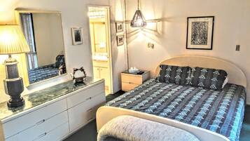 2 bedrooms, internet, bed sheets