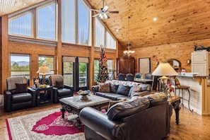 Smart TV, fireplace, video game console, DVD player - Private wrap around deck, hot tub under the stars, dog run, horseshoe, fire pit (Sevierville)