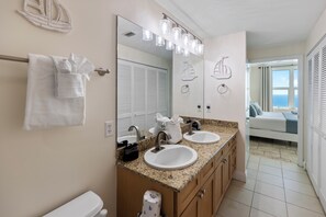 Ensemble douche/baignoire, sèche-cheveux, serviettes fournies