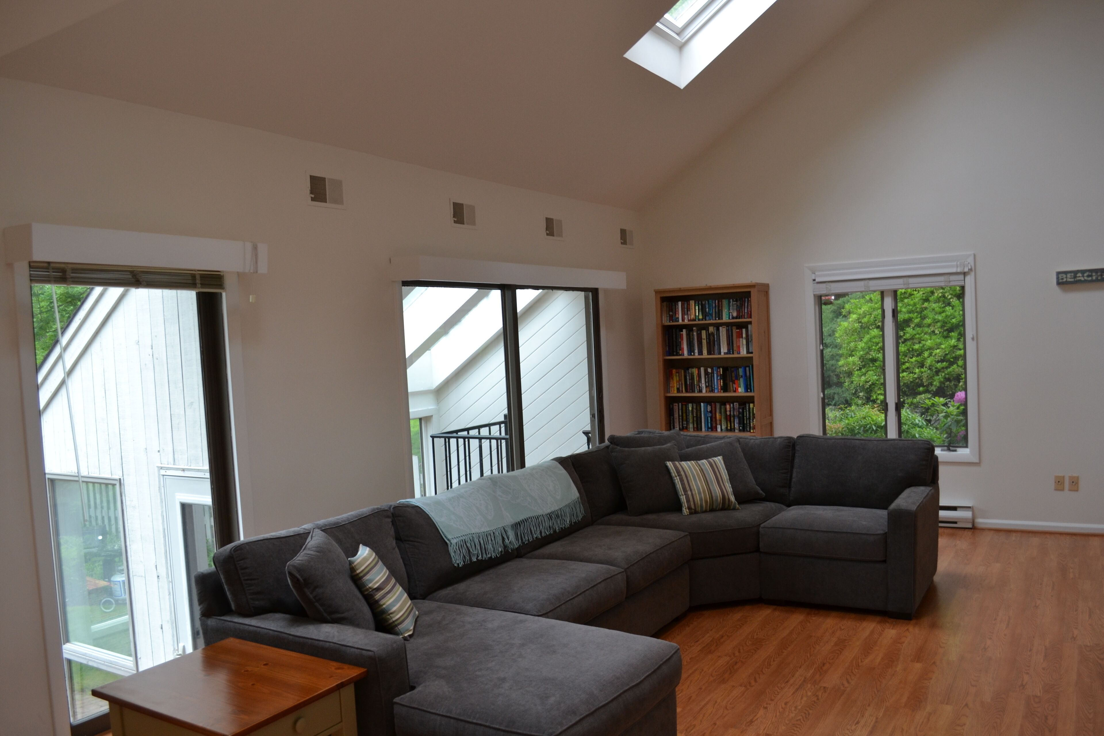 Beautiful 5 Bedroom on the Newport Line; Minutes to Beaches & Downtown Newport!