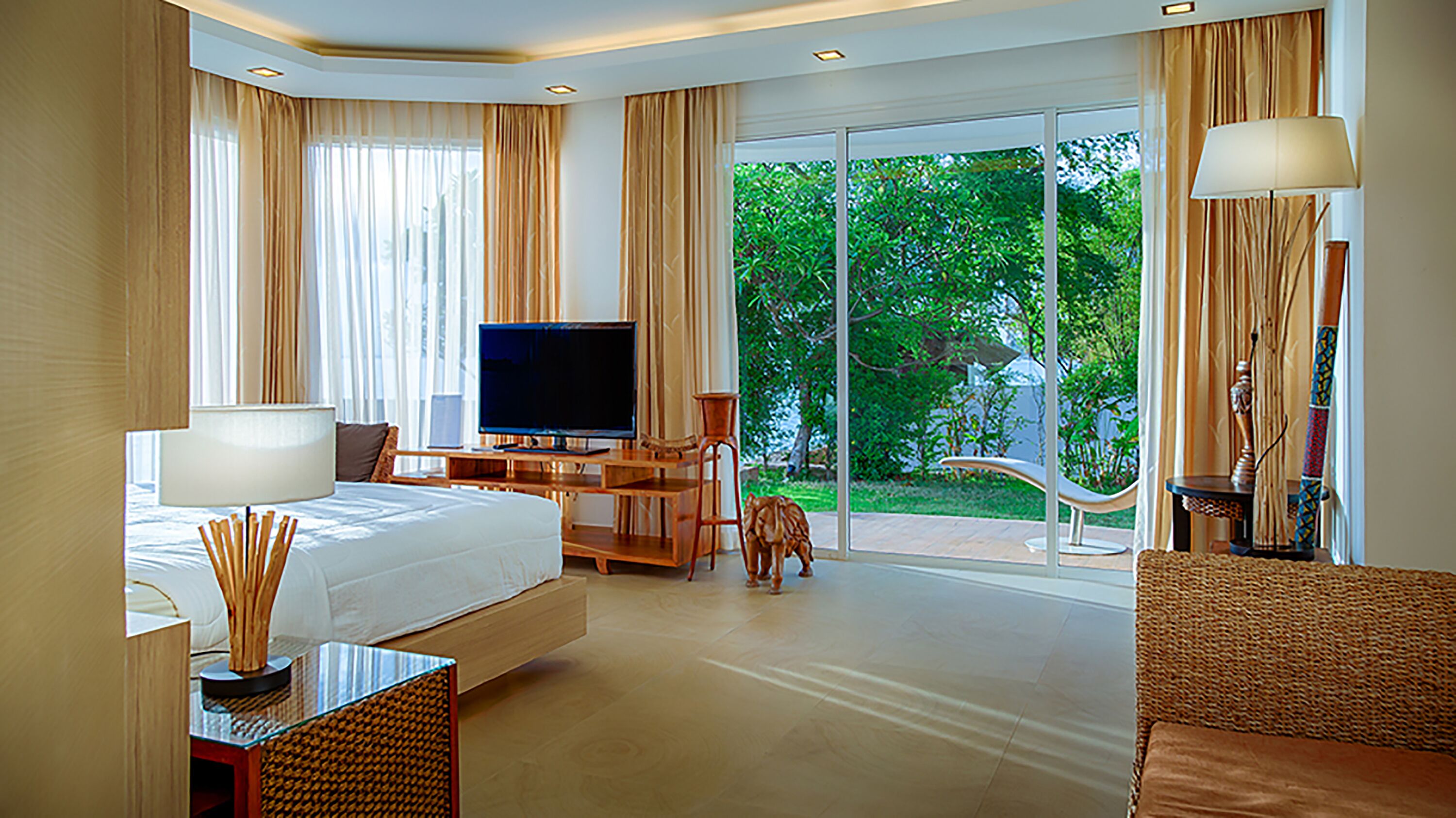 Paradise Ocean View Beach Front Condomimium In Pattaya