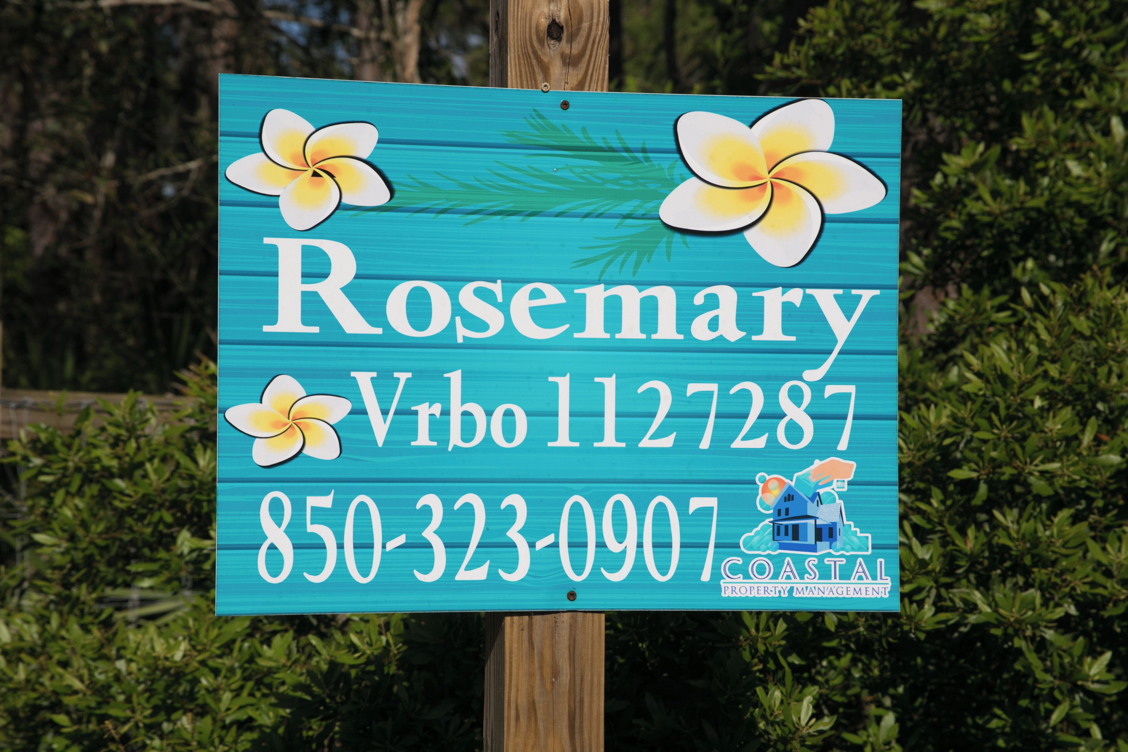Une enseigne portant le nom « Rosemary » et les coordonnées.