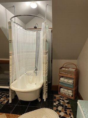 Baignoire, séchoir à cheveux, serviettes fournies, savon