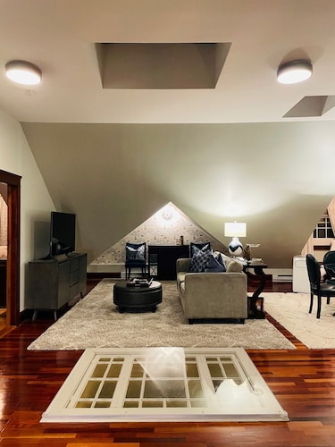 Perfect Location, Walk to Harbor or Downtown