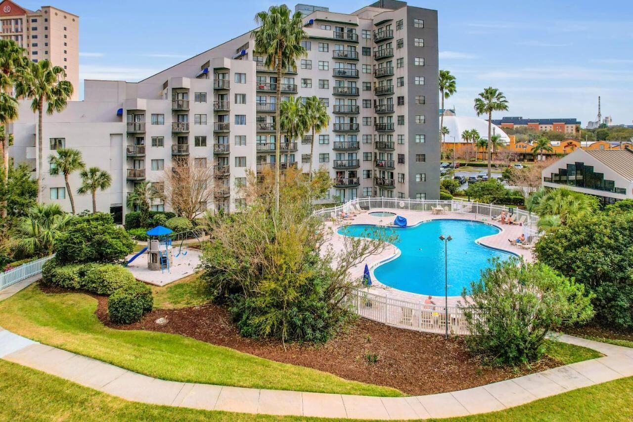 Alberca techada y alberca al aire libre