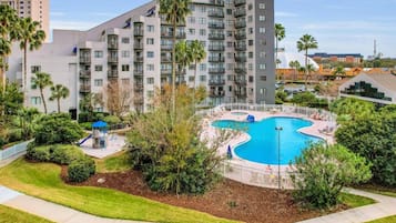 Alberca techada y alberca al aire libre