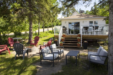 Outdoor dining. Lakefront Cottage in Manitou Beach - Three Bedroom Cottage, Sleeps 8