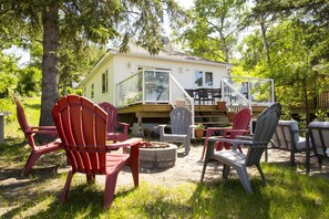 Terrace/patio - Lakefront Cottage in Manitou Beach - Three Bedroom Cottage, Sleeps 8 (Manitou Beach)