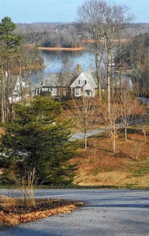 Property grounds - Large House with Lake Views, pool table and Private Boat Dock (Gainesville)