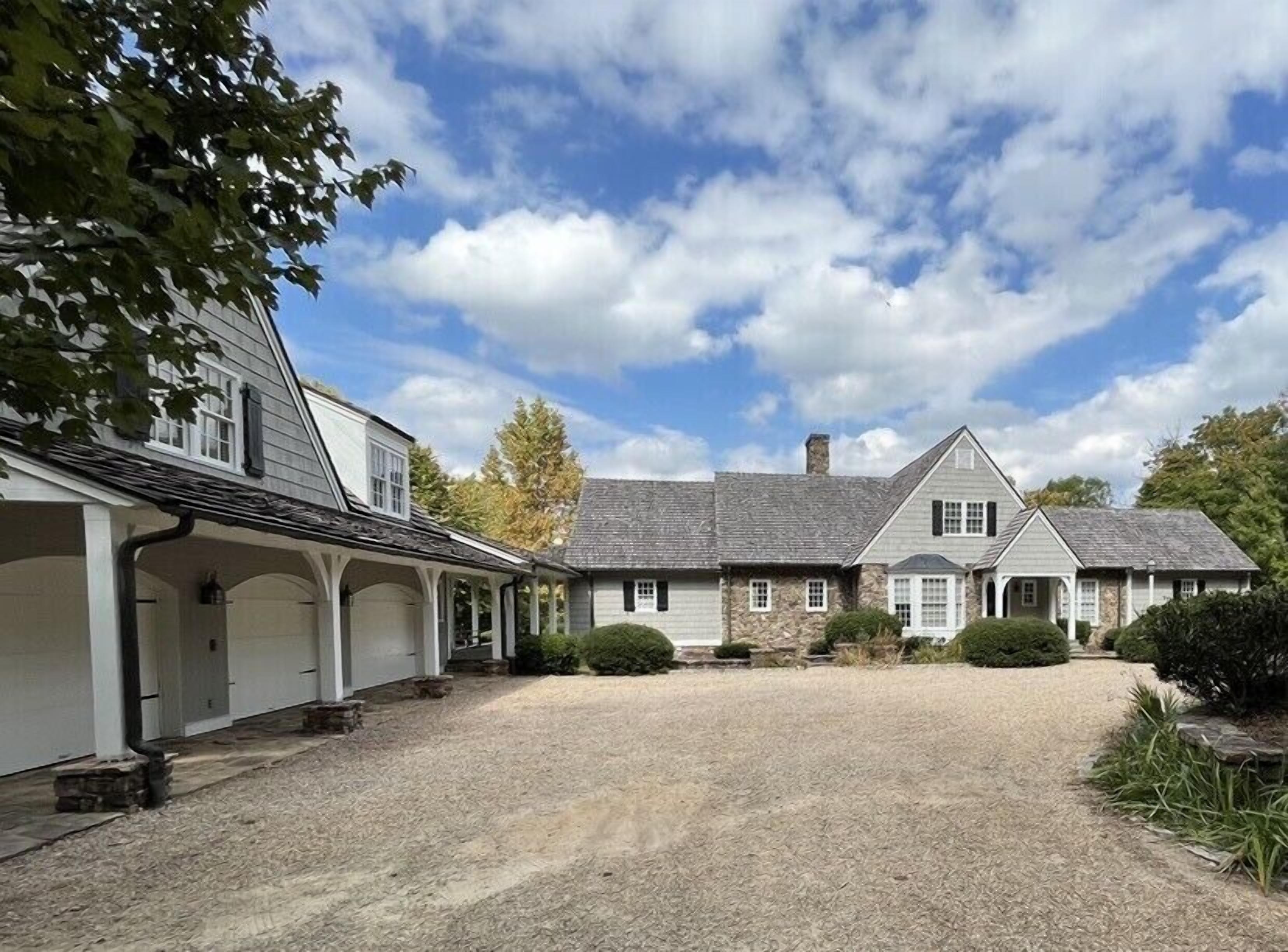 Hampton Hill - 18acre estate right on water!