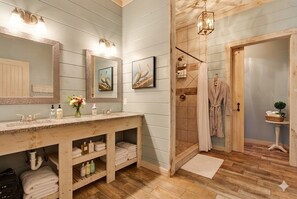 Combined shower/bathtub, jetted bath, towels