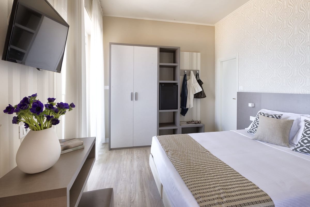 Habitación doble superior, vista al mar | 1 habitación, minibar, caja de seguridad en la habitación y escritorio
