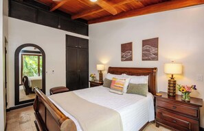 2 عدّة غرف نوم وخزنة داخل الغرفة ومكتب ومكواة/لوح كي