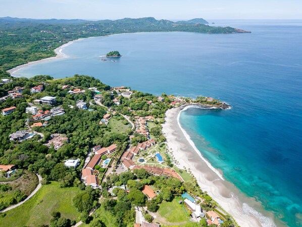 على الشاطئ، كراسي للتشمس، مناشف للشاطئ