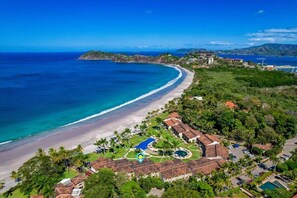 على الشاطئ، كراسي للتشمس، مناشف للشاطئ