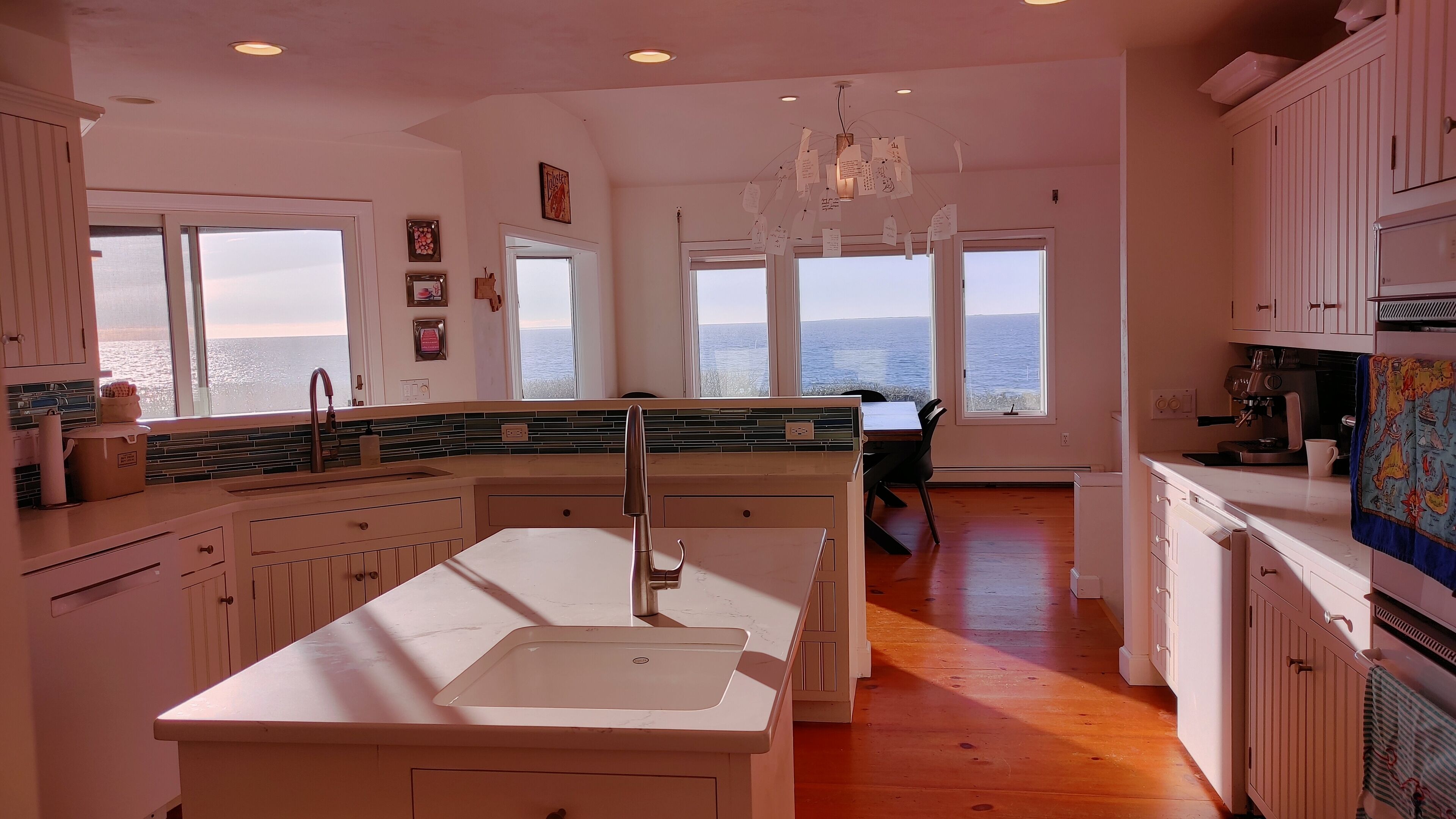 Spacious Waterfront Home With Private Beach. Modern. Friendly To Kids & Adults