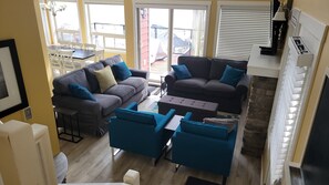 Smart TV, fireplace, DVD player, computer monitors - Private Lake View Cottage with amenities for everyone! (Kelowna)