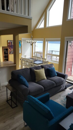 Smart TV, fireplace, DVD player, computer monitors