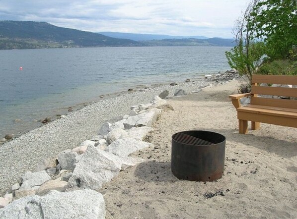 Beach nearby - Private Lake View Cottage with amenities for everyone! (Kelowna)