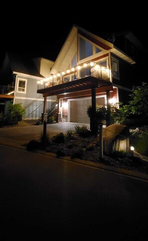 Exterior - Private Lake View Cottage with amenities for everyone! (Kelowna)