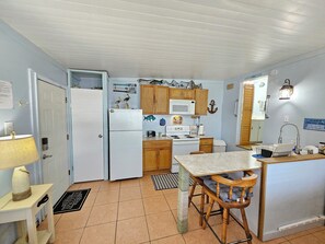 Kjøleskap, mikrobølgeovn, ovn og kokeplater