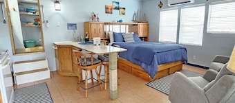 Fisherman's Get-A-Way! Cozy waterfront retreat with access to Lake Okeechobee!