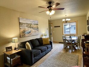 Televisio, DVD-soitin, kirjoja