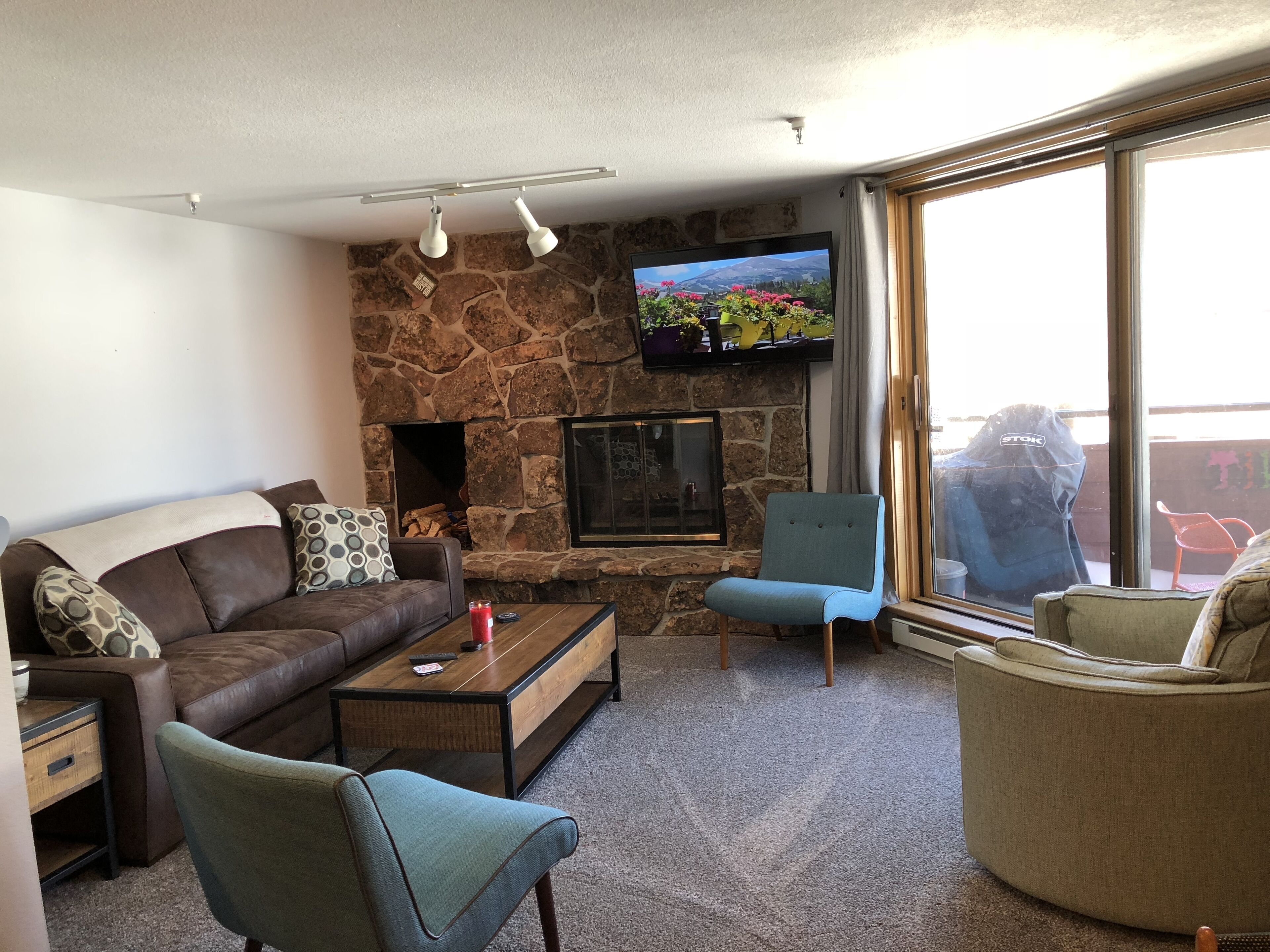 Peaceful mountain retreat w/ Lake view - walk to everything