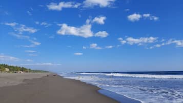 På stranden