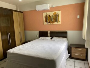 3 bedrooms, free WiFi, bed sheets, wheelchair access - Large and comfortable apartment on the main avenue, one block from the sea, with air and WIFI (Bombinhas)