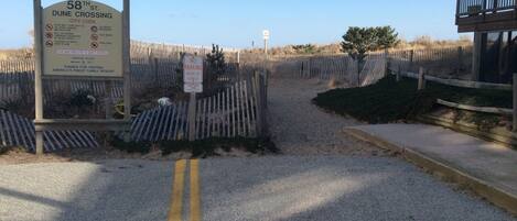 Señal para Dune Crossing 58th St. con una lista de normas y un cartel de prohibido estacionar.