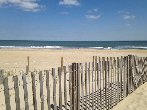 On the beach - Newly Renovated And Furnished Oceanfront Condo (Ocean City)