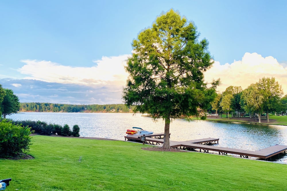 Luxury Waterfront Suite / Prime Location!