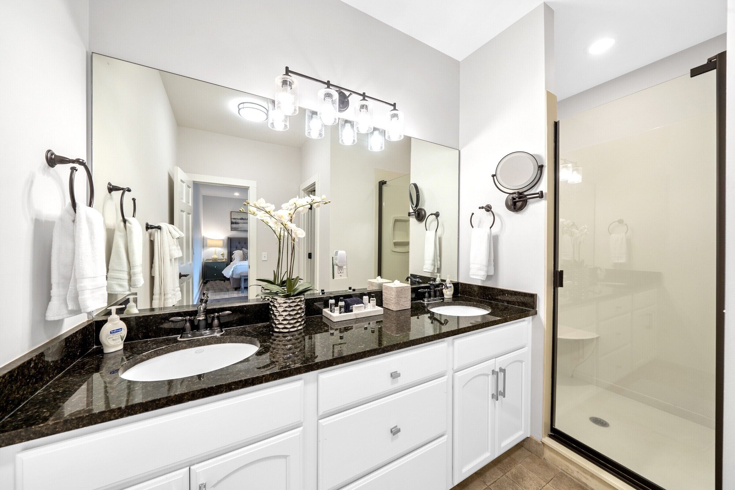 Luxury Waterfront Suite / Prime Location!